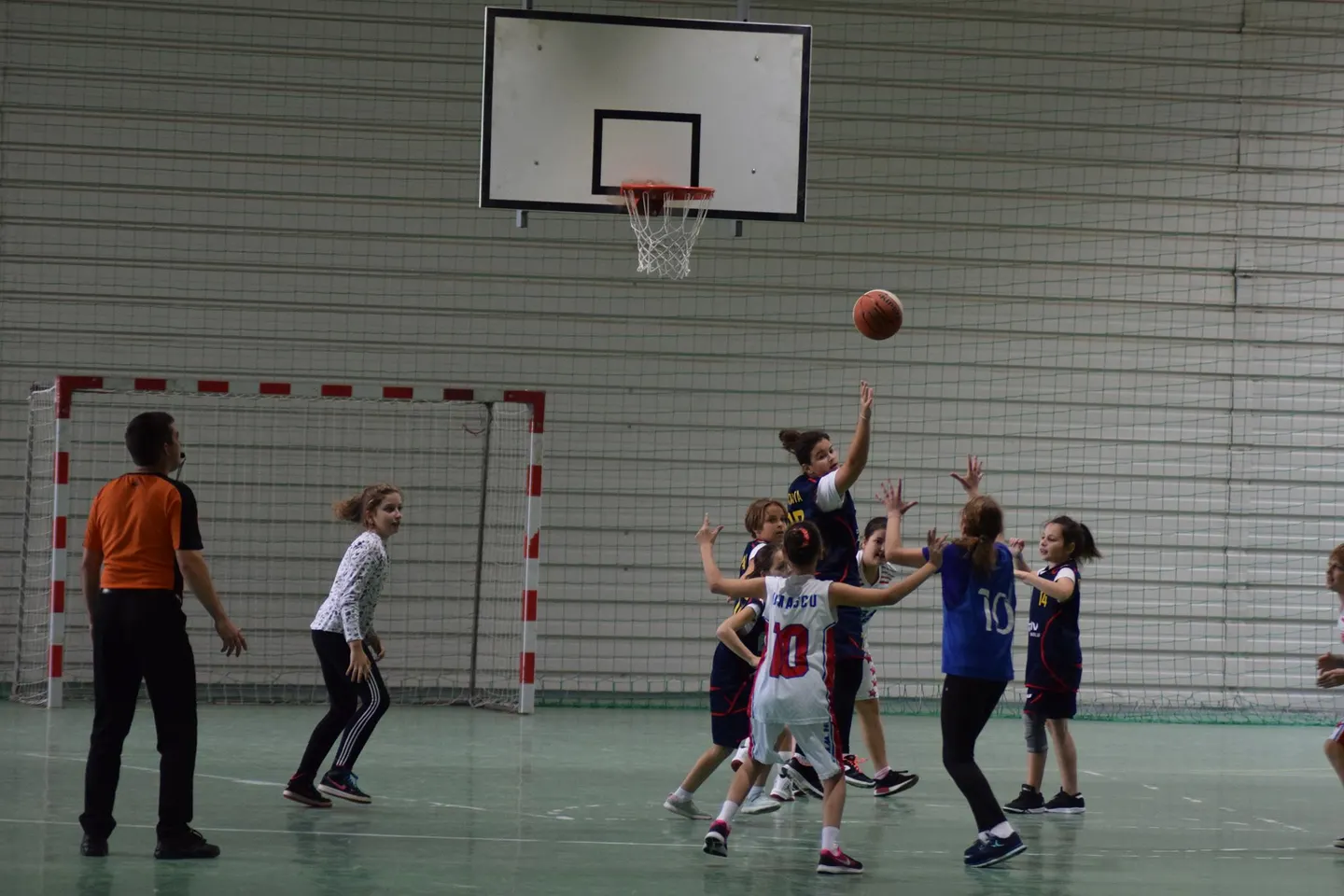 Caravana 3×3 Urban Sport a ajuns la Moreni, cu activități pentru copii și tineri