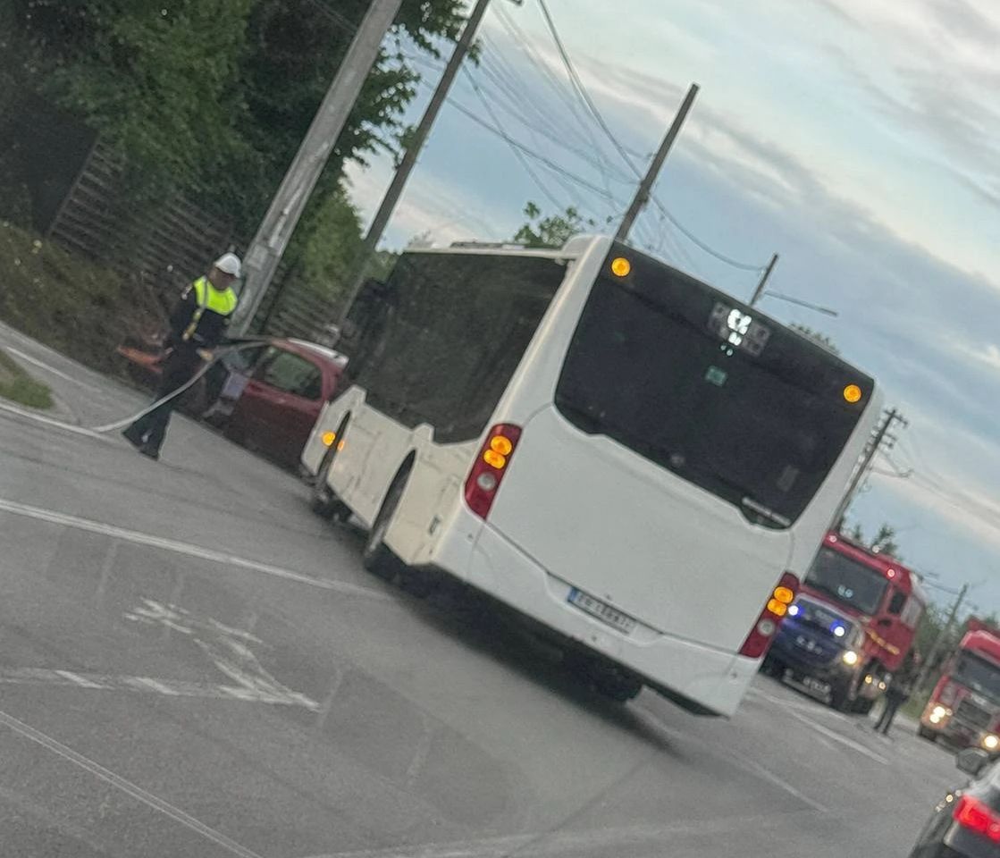 Accident în Dâmbovița: trei persoane rănite după impactul dintre un autobuz și o mașină