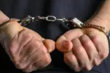 Trei bărbați, trimiși în judecată pentru introducerea ilegală în România a 17 arme letale din Turcia