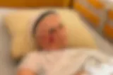 Bătrânii exploatați ani la rând, transportați acum la spital. Rețeaua nemiloasă din fieful lui Bolojan, vizată de descinderi