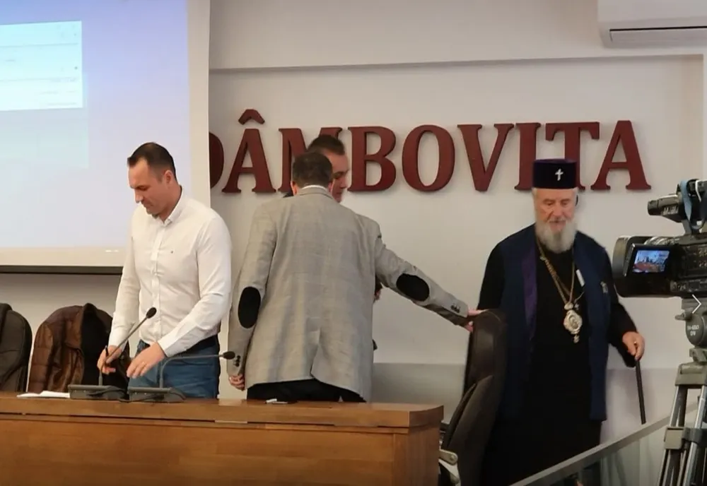 Video| Momente de consternare, la o dezbatere publică legată de absorția de fonduri europene, în sediul CJ Dâmbovița