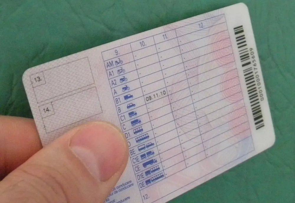 A vrut să scape de amenda pentru conduce fără permis, prezentând un document falsificat