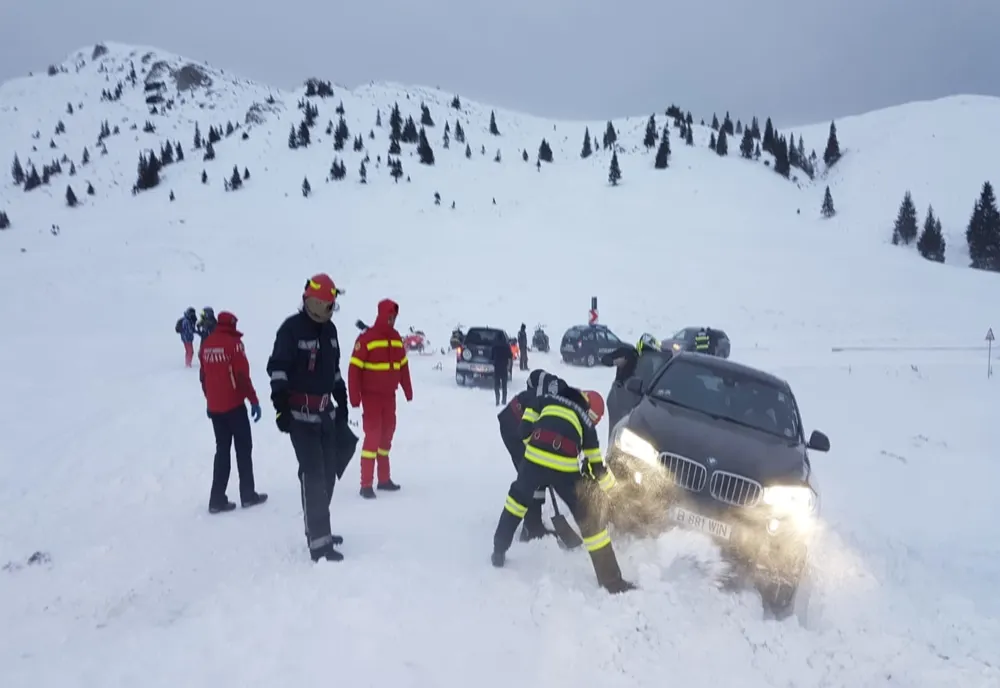 Video|Mobilizare generală în Bucegi, după ce o mașină cu cinci persoane a rămas imbobilizată în zăpadă