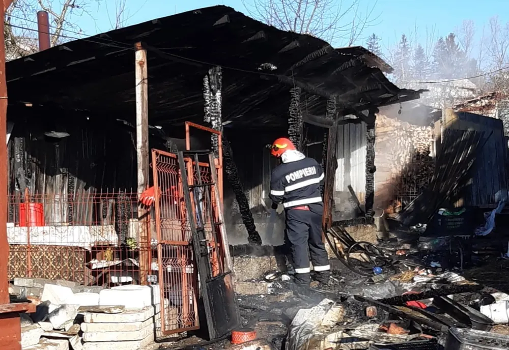Foto| Incendiu la o anexă gospodărescă din Micloșanii Mici. Focul a mistuiit o bucătărie de vară