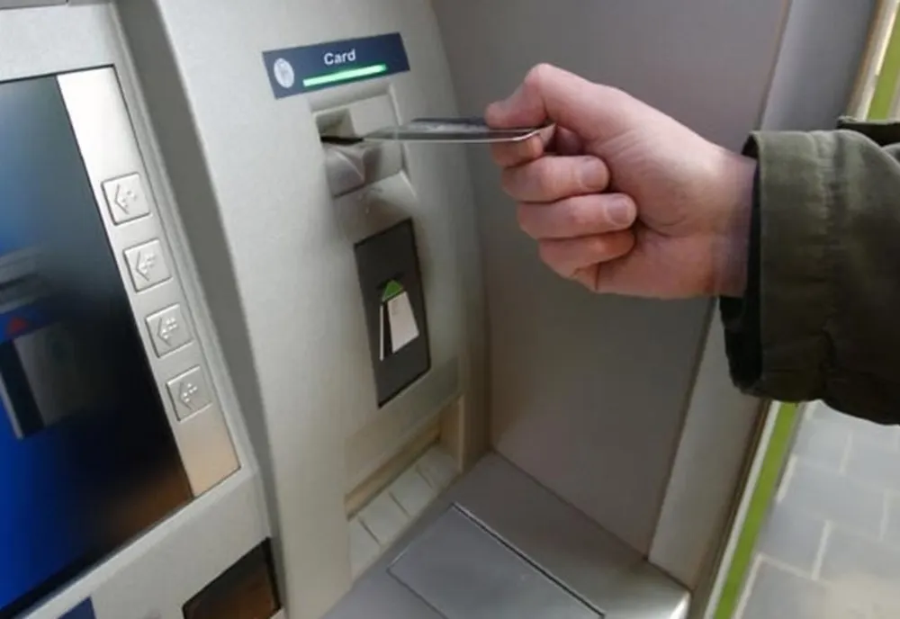 Trei dâmbovițeni sunt cercetați pentru operațiuni financiare ilegale, cu un card bancar pierdut de proprietar