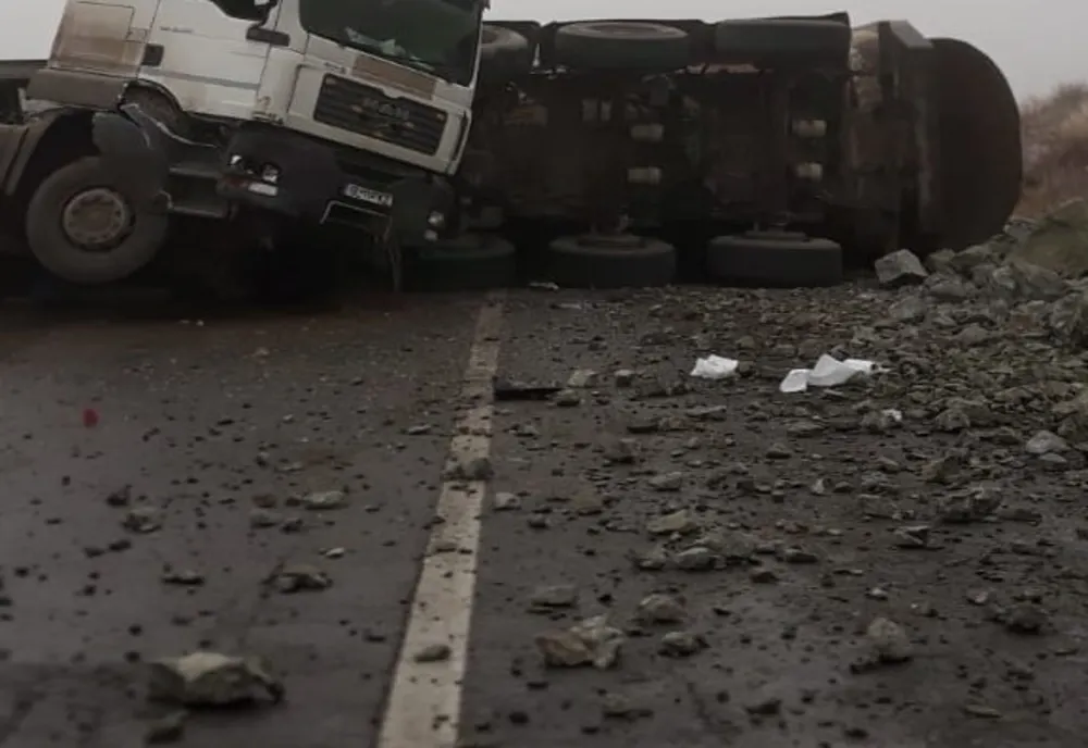 Camion încărcat cu piatră răsturnat pe DN 7,în Dâmbovița