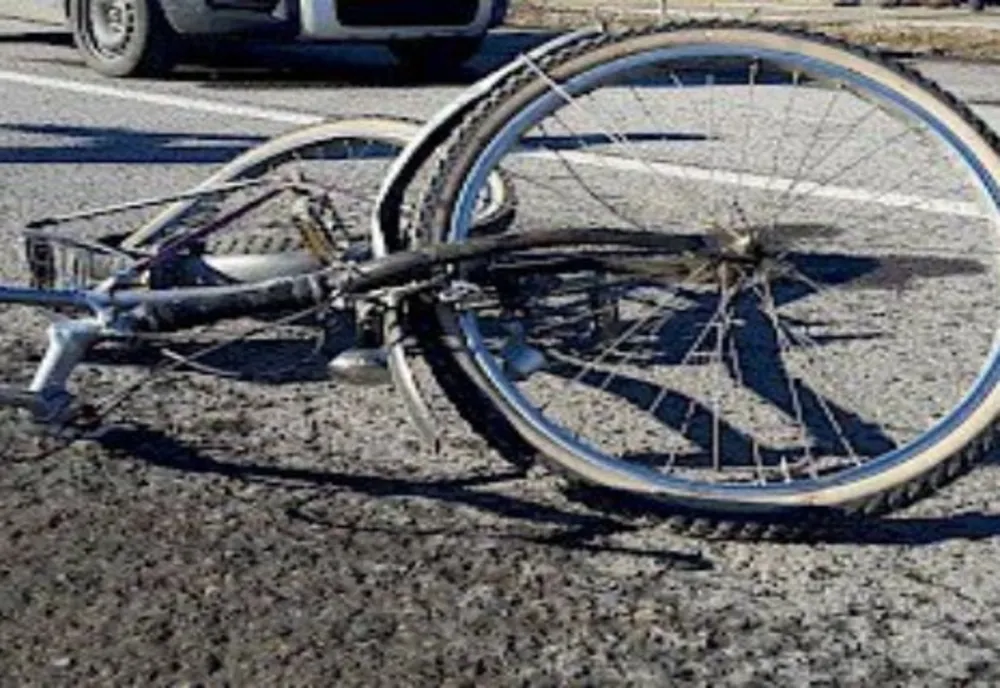 Accident mai puțin obișnuit. O femeie aflată pe bicicletă, spulberată, de pe șosea, de o căruță