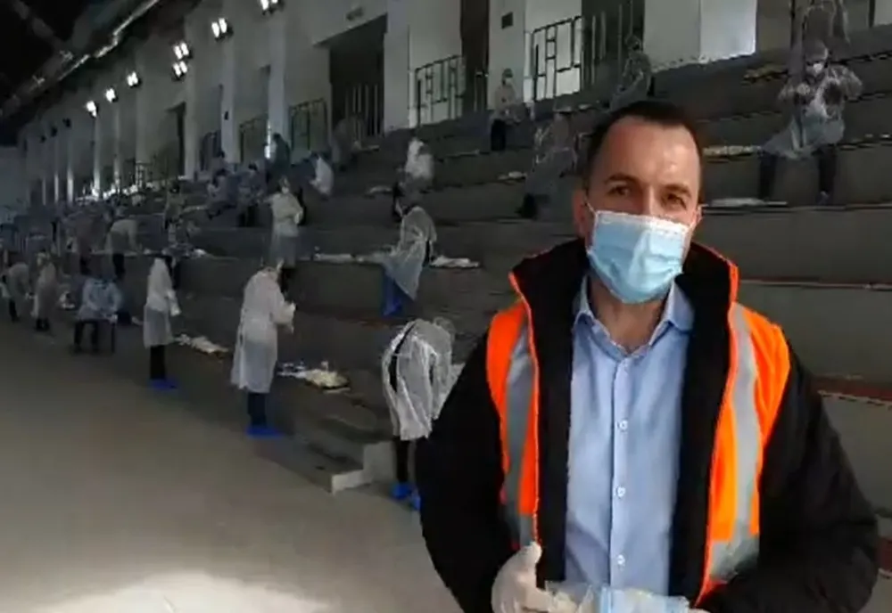 La Târgoviște s-a luat decizia distribuirii către populație a unui pachet de câte două perechi de mănuși si două măsti de protecție, pentru fiecare persoană