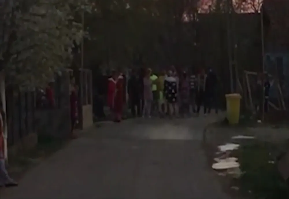 Amenzi record la Racoviță, după ce mai multe persoane au ieșit în grup, pe stradă