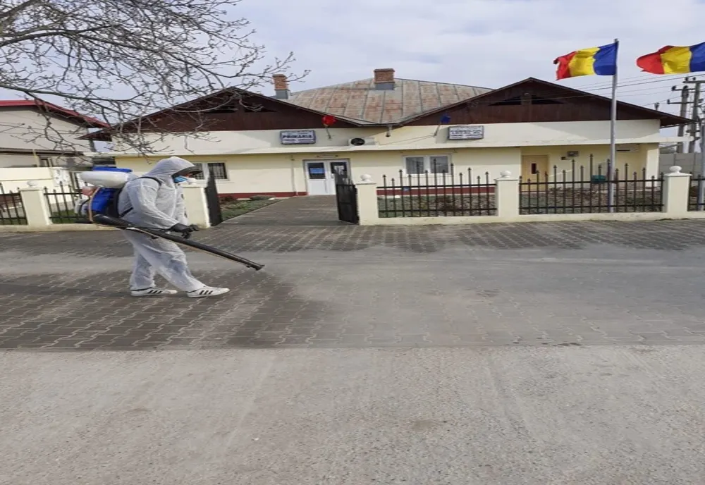 Un om de afaceri din Lungulețu, judetul Dâmbovița, dezinfectează toată comuna cu materiale achiziționate din fonduri proprii