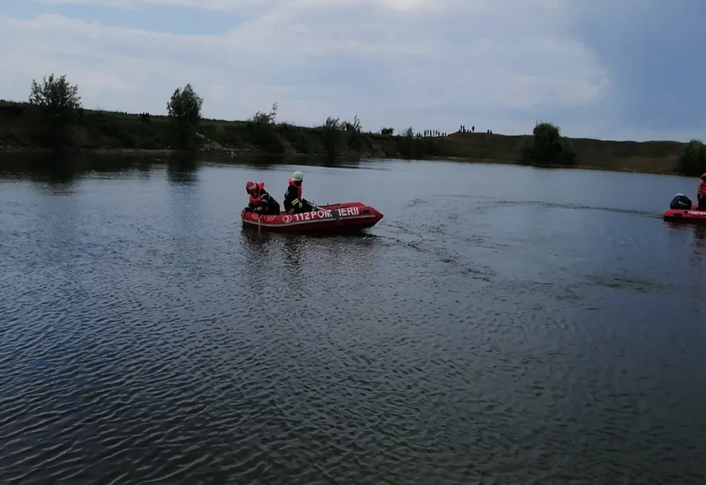 Minor de 14 ani înghițit de ape, într-un lac de balastieră, de la Poiana. Pompierii încearcă să îl găsească