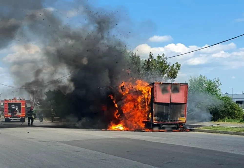Remorca unui tir a ars ca o torță, la Târgoviște