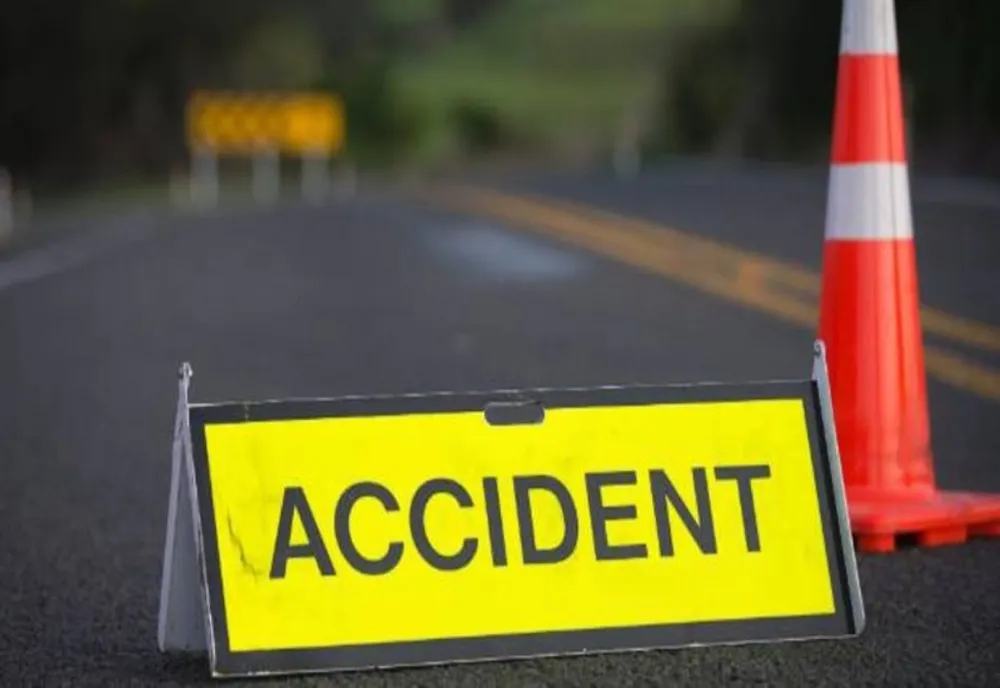 Accident în județul Dâmbovița. Un microbuz a ajuns într-un stâlp