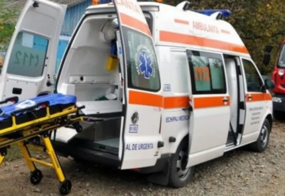 Un bărbat din Dâmbovița a murit după ce a încercat să scoată dintr-un șanț o autoutilitară ce tracta o platformă 