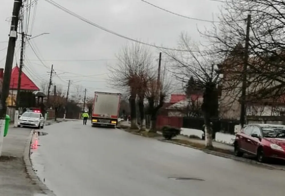 Zeci de amenzi pentru șoferii de tir care nu respectă rutele alternative după închiderea pasarelei de pe DN 61