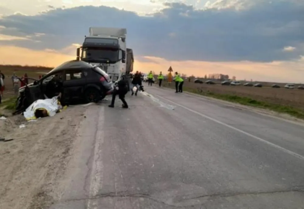 Doi frați din Dâmbovița au murit într-un accident teribil. Erau într-o mașină tractată de bunicul lor