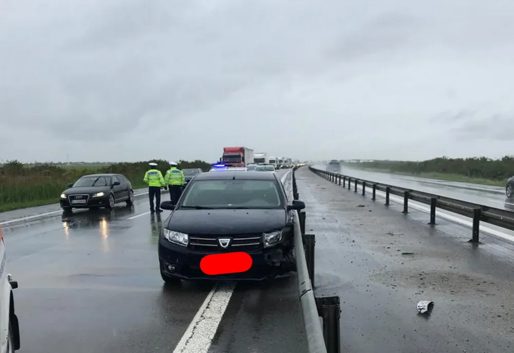 Autoturism înfipt într-un parapet pe Autostrada A1 în județul Dâmbovița. O persoană a fost rănită