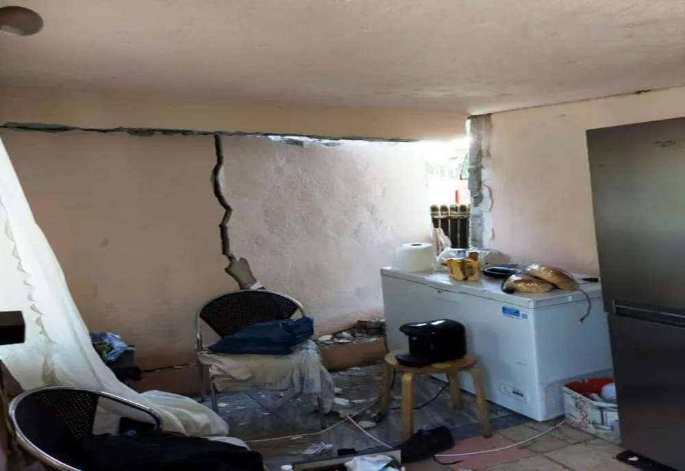 Dâmbovița. Explozie puternică la o casă din Hulubești! Trei persoane au suferit arsuri grave