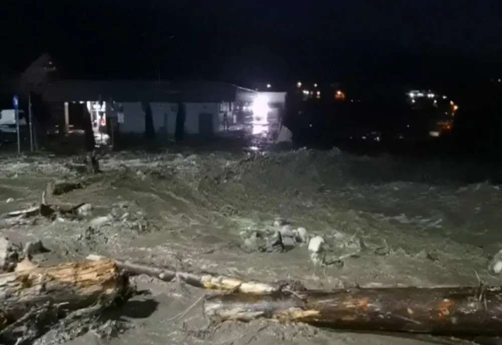 Viitură puternică în apropierea camping-ului de la Zănoaga