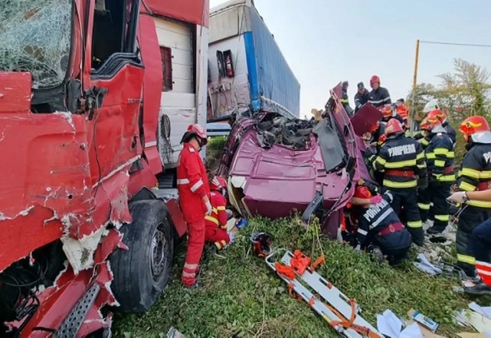 Accident grav pe DN 72, în Dâmbovița. Trei persoane au fost rănite în urma coliziunii dintre două tiruri și un autoturism