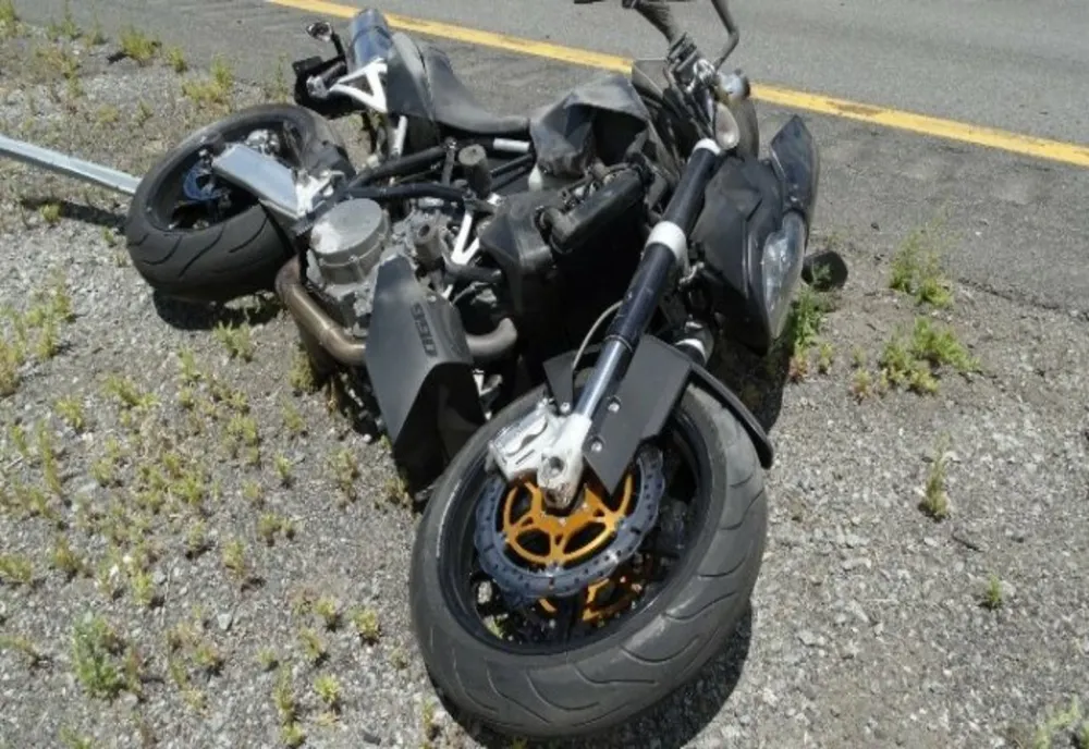 Dâmbovița: Un motociclist a ajuns la spital după ce a ieșit în decor pe un drum județean 