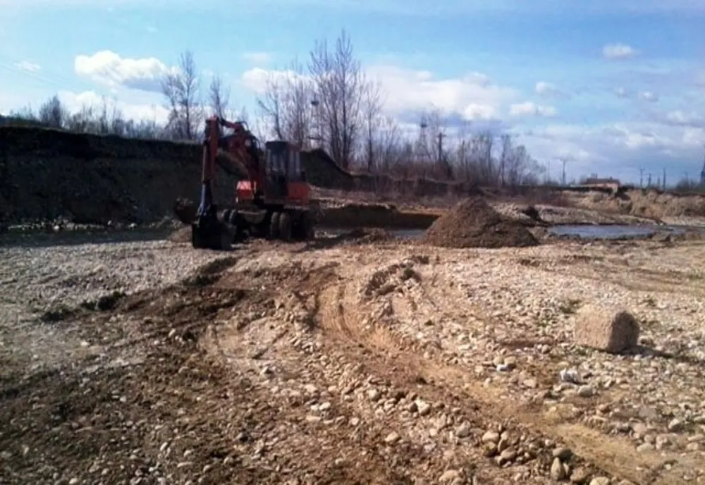 Dosar penal pentru un bărbat care extrăgea agregate minerale din albia unui pârâu de pe Valea Dâmboviței