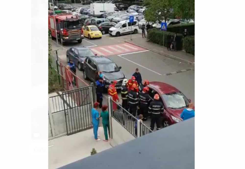 Târgoviște: Copil de 2 ani rămas blocat în mașină, salvat de pompieri  