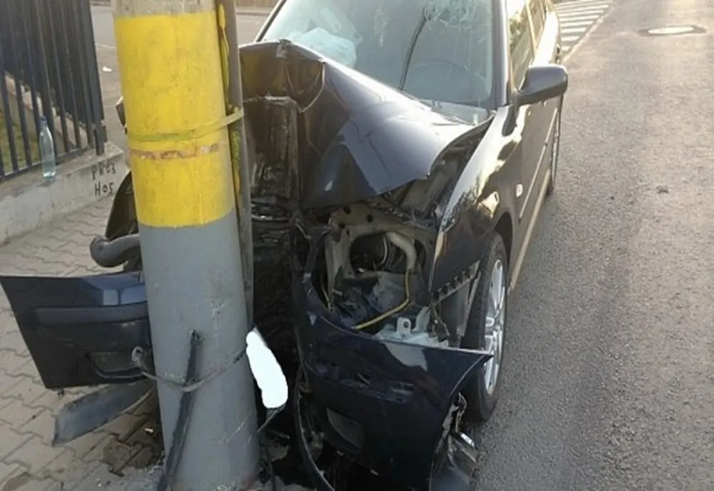 Dâmbovița: Beat la volan și fără permis de conducere, a intrat cu mașina într-un stâlp de electricitate