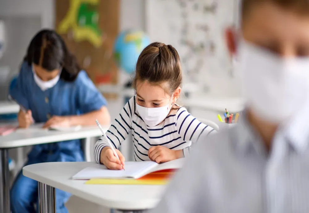 Decizie privind condițiile în care revin la școală elevii din clase cu cazuri Covid