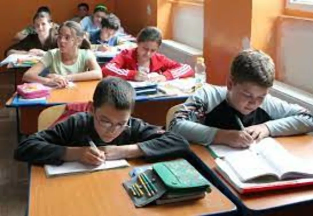 Prezență fizică în toate unitățile de învățământ din Dâmbovița! Se întorc la clase și elevii din ciclul primar și preșcolarii
