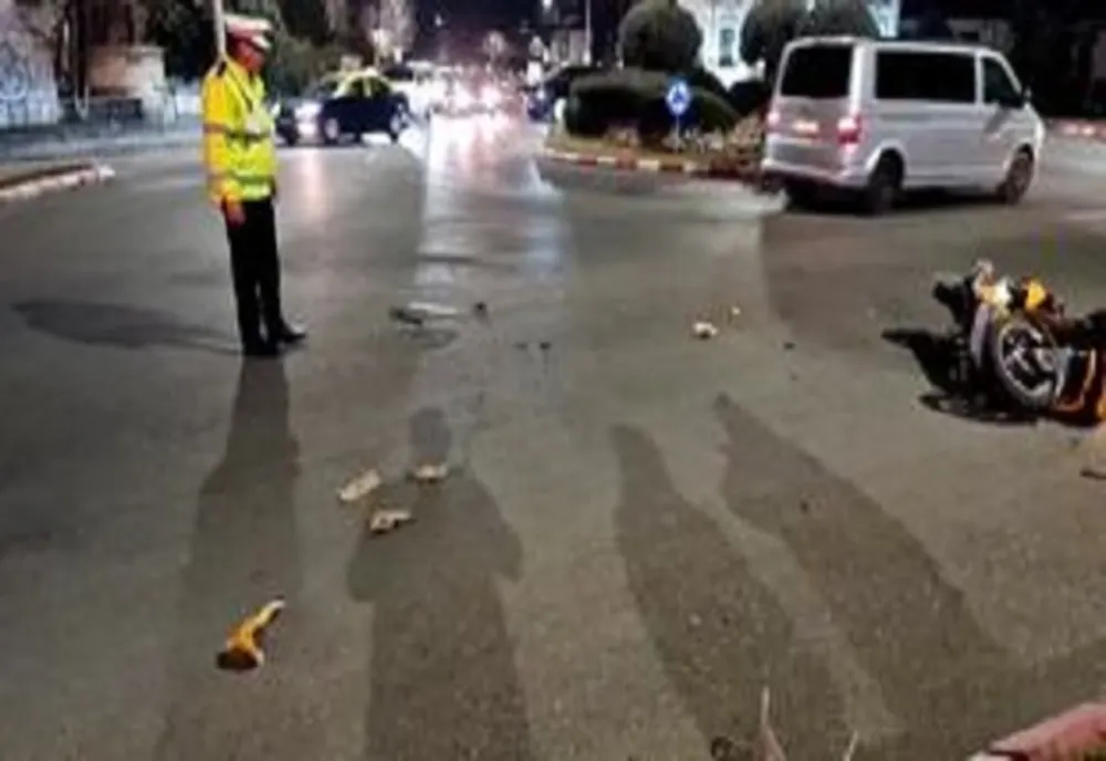 Târgovişte. Accident violent între un moped și un autoturism. Conducătorul mopedului, transportat la spital