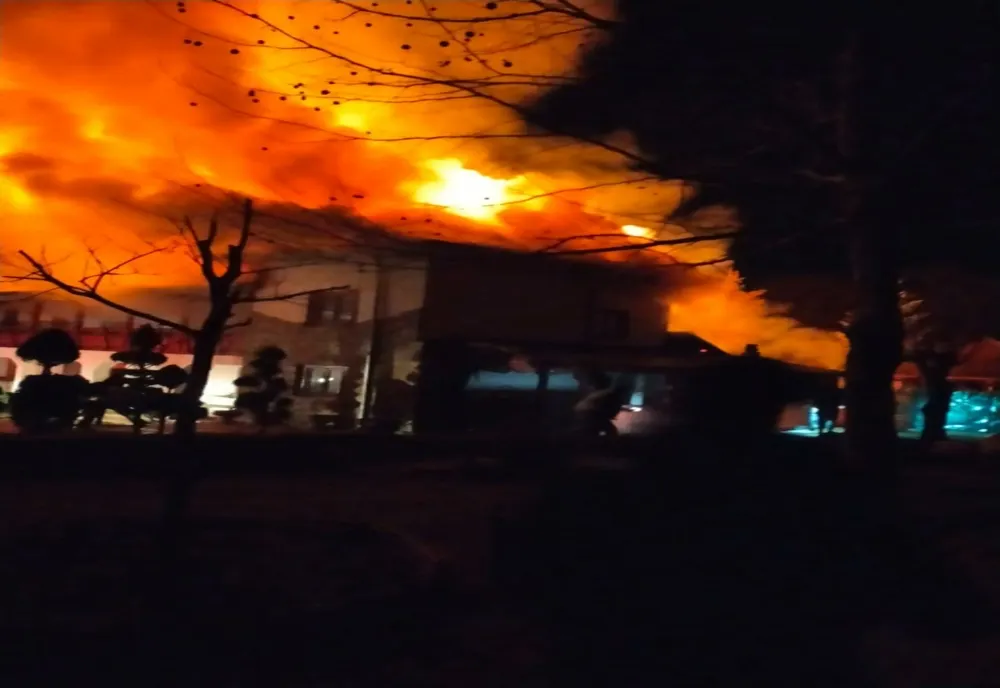 Incendiu puternic la Mănăstirea Nucet. Chiliile măcuţelor au fost distruse de flăcări