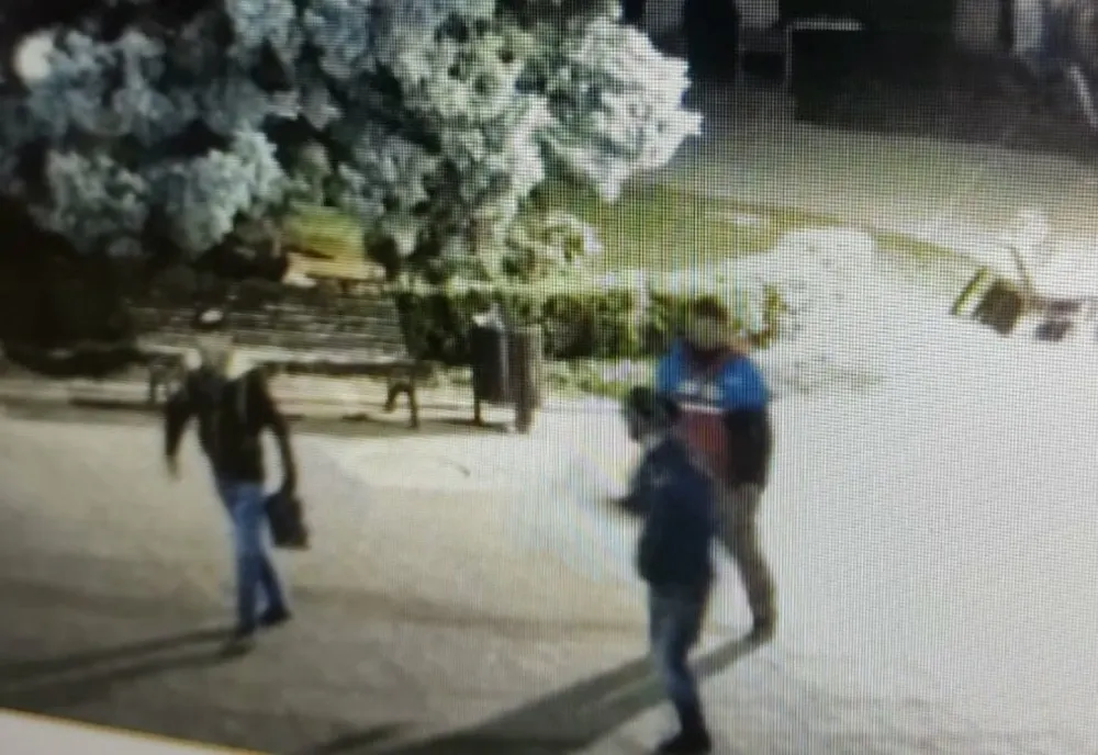 Acte de vandalism în centrul Târgoviștei! Trei indivizi au distrus tot ce le-a stat în cale
