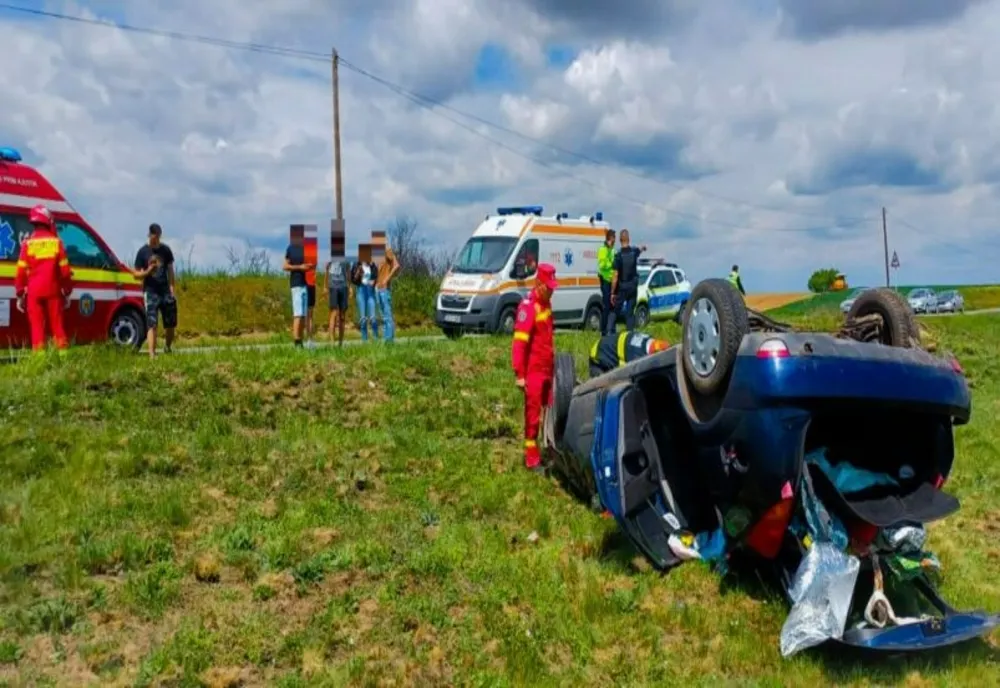 Dâmbovița. Maşină răsturnată din cauza vitezei. O femeie a avut nevoie de îngrijiri medicale