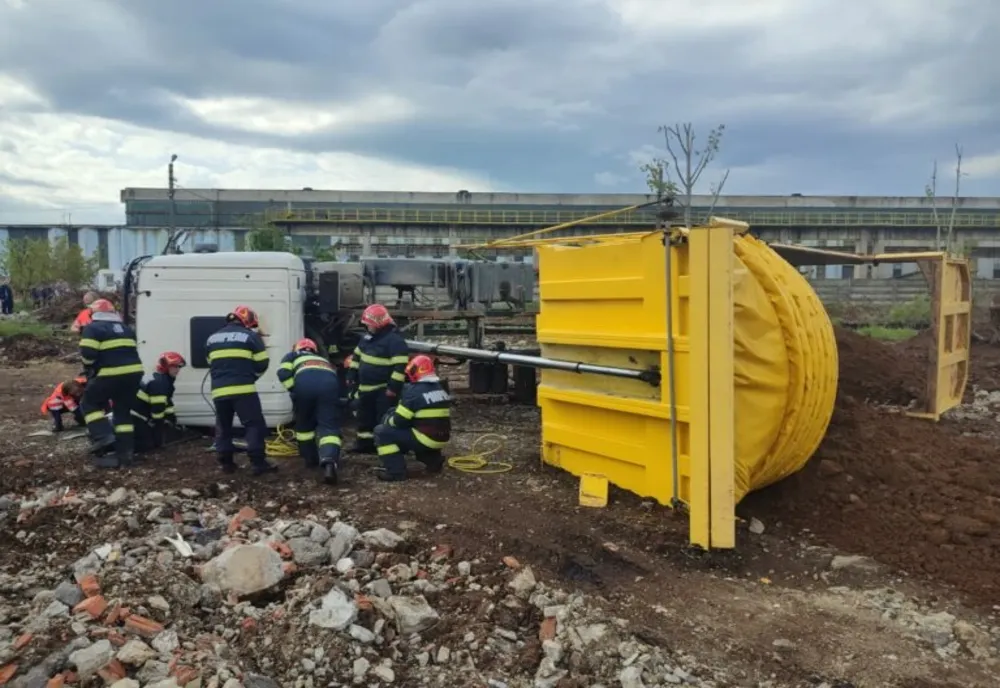 Dâmboviţa. Un bărbat a murit după ce autobasculanta cu pământ s-a răsturnat peste el