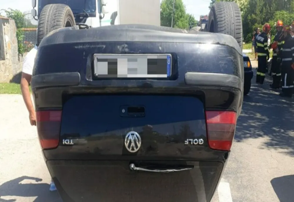 Coliziune violentă între două autoturisme în Dâmboviţa. O persoană a fost rănită