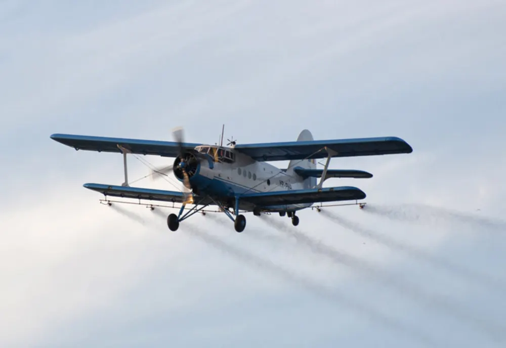 Acțiune de combatere a insectelor prin pulverizare aeriană în Târgovişte