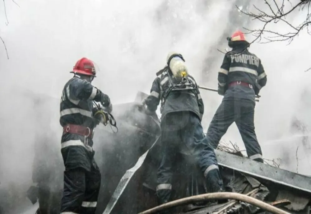 Dâmboviţa. Incendiu violent, în această dimineaţă. Flăcările au cuprins o casă și un garaj în care se afla un autoturism