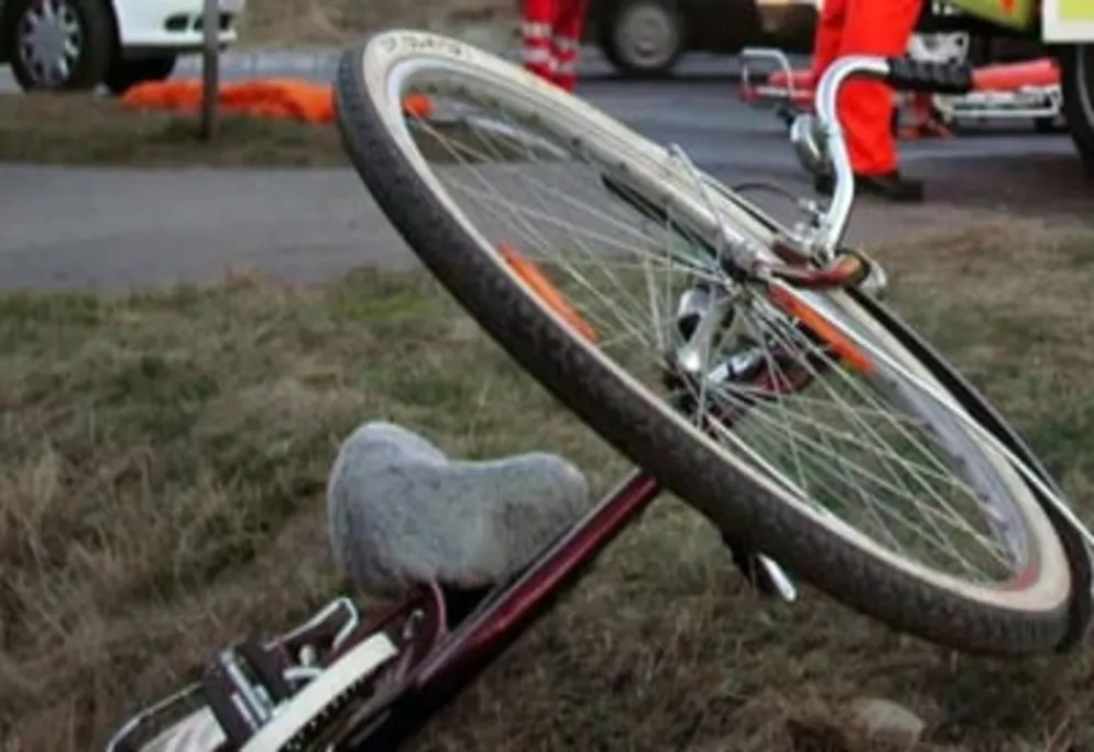 Accident în Pucioasa. Biciclist transportat la spital după ce a fost lovit de o maşină