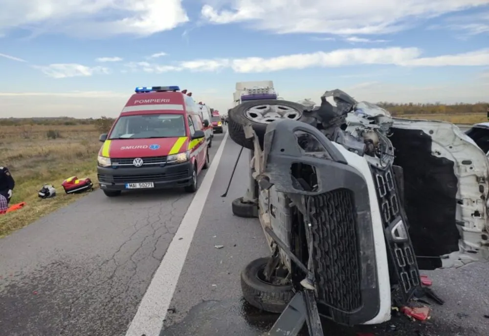 Dâmbovița. Accident violent pe Autostrada A1. Două autoturisme şi un autocamion implicate. O persoană a fost rănită, iar un autoturism s-a răsturnat