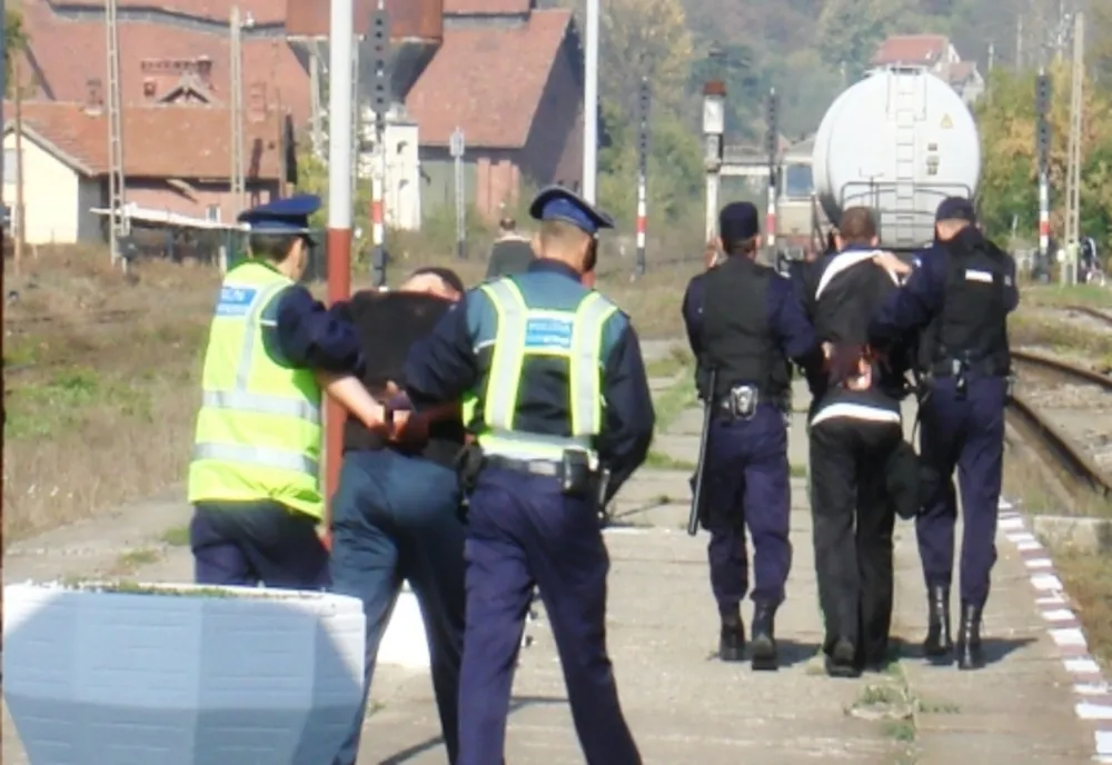 Dâmboviţa. Dosar penal pentru săvârșirea infracțiunilor de fals în înscrisuri sub semnătură privată, uz de fals și înșelăciune