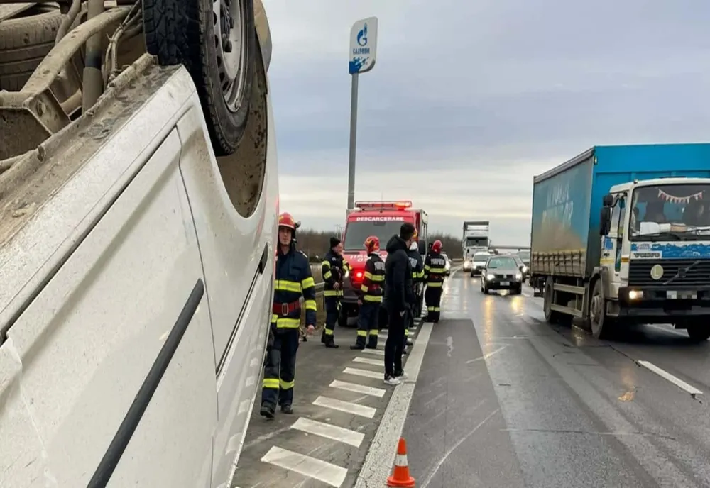 Dâmboviţa. Autoutilitară răsturnată pe șosea, după impactul cu un microbuz, pe Autostrada A1