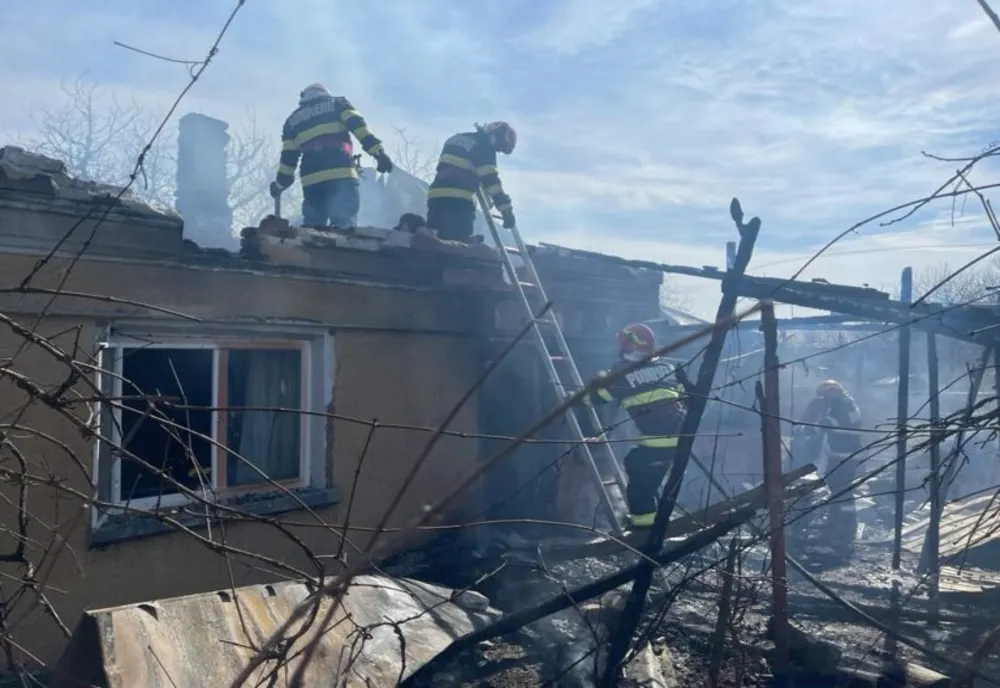 Incendiu violent în Dâmbovița! O casă și o anexă gospodărească au fost cuprinse de flăcări. O persoană a făcut atac de panică