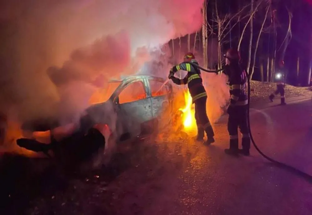 ISU Dâmbovița a intervenit pentru stingerea a două autoturisme care au luat foc