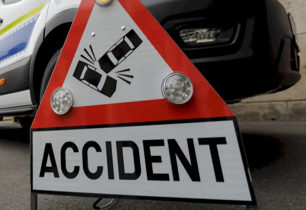 Accident violent în Dâmboviţa! Două persoane au primit îngrijiri medicale