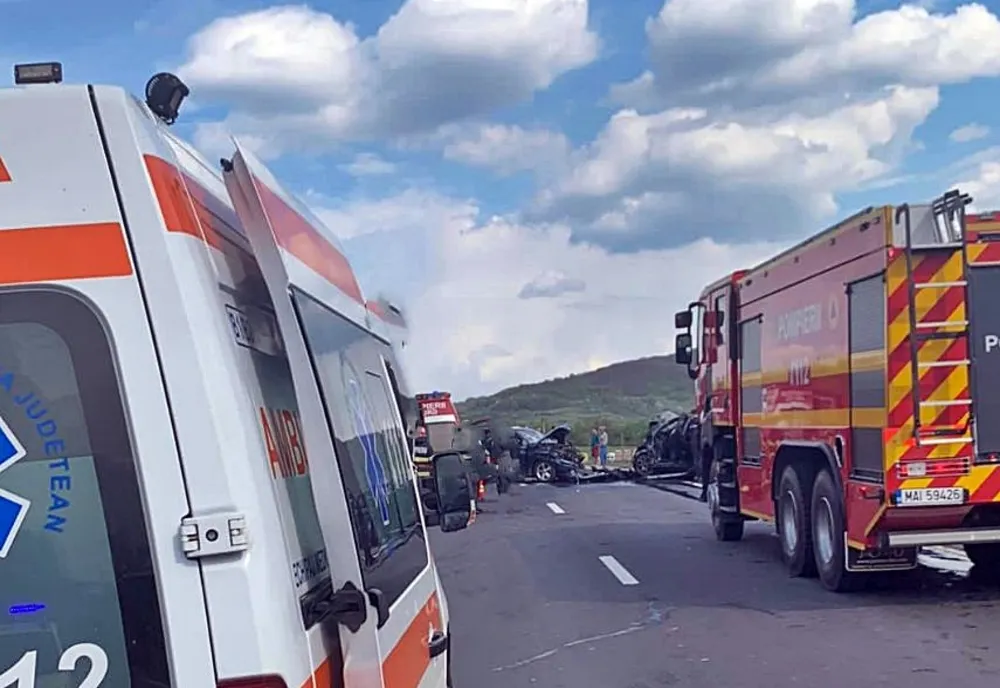 Dâmbovița. Accident grav pe DJ 711. O autoutilitară s-a răsturnat pe un câmp. Șoferul și un pasager, transportați de urgență la spital