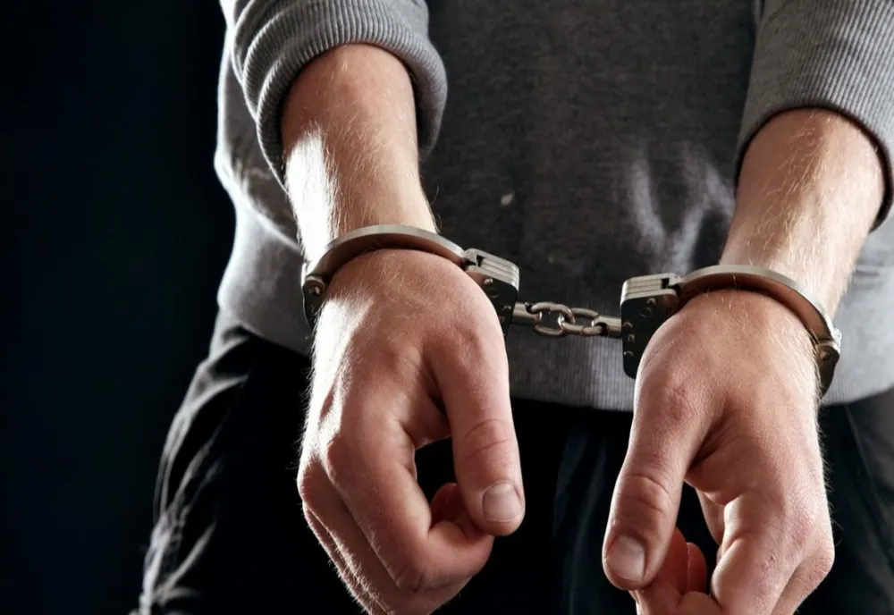 Dâmboviţa. Doi bărbaţi care au urmărit și atacat un șofer, pe DN72, plasați în arest preventiv