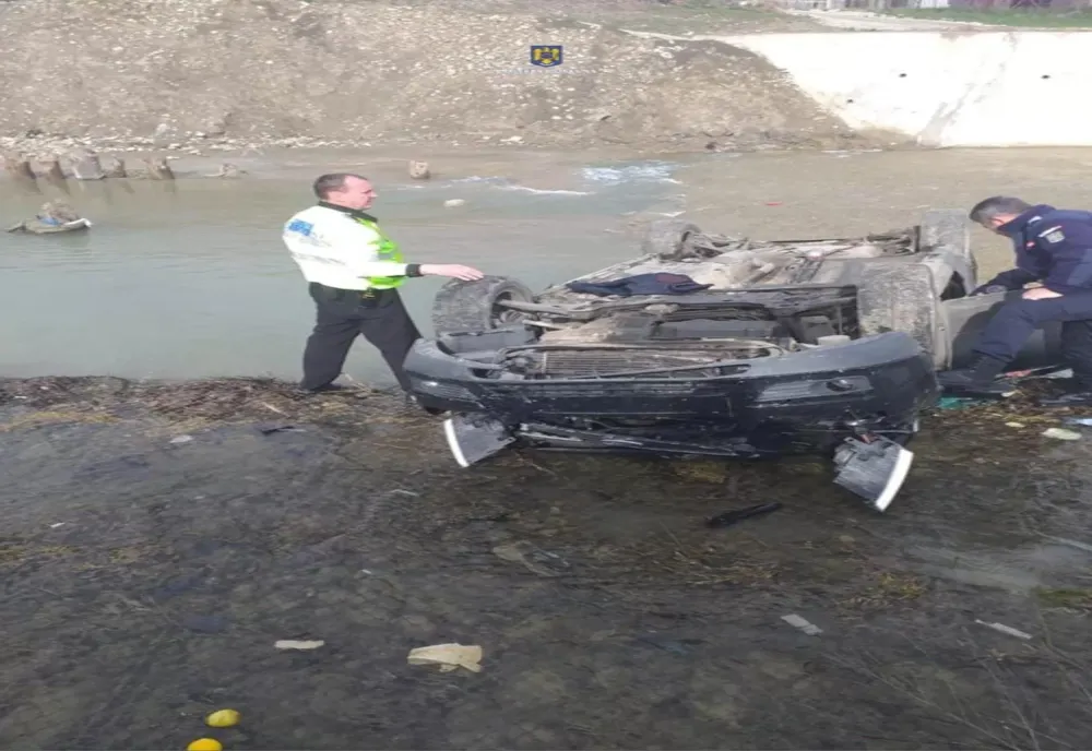 Dâmboviţa. Autoturism răsturnat într-un pârâu