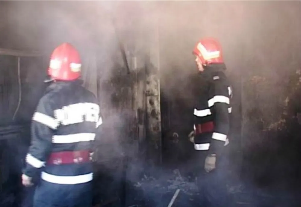Casă mistuită de flăcări într-un sat din Dâmbovița! S-a intervenit cu 3 autospeciale pentru stingerea incendiului