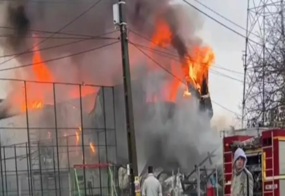 Incendiu la o hală din comuna dâmbovițeană Ciocănești - A fost emis RO-Alert - VIDEO
